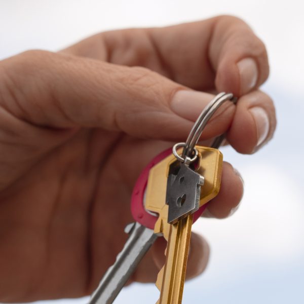 mantener-las-llaves-mano-al-aire-libre